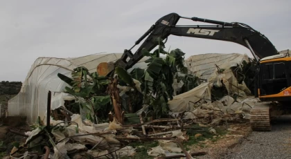 Bozyazı’da Kaçak Yapılar ve Seralar Yıkılıyor