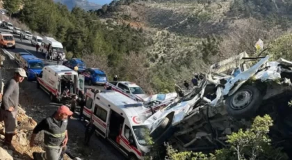 Anamur’da Feci Kaza: Minibüs Devrildi, 3 Kişi Hayatını Kaybetti, 11 Yaralı