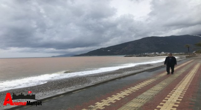 ​Bozyazı`da deniz kahverengiye döndü