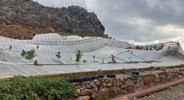 Bozyazı’da şiddetli rüzgar seralara zarar verdi