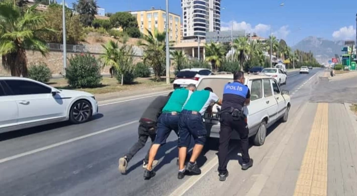 Anamur’da Yakıtı Biten Araca Polis Memurundan Anlamlı Destek