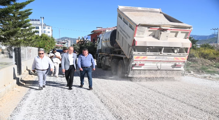 Başkan Deniz, Mersin Büyükşehir Belediyesi İle İşbirliği Halinde Gerçekleştirilen Asfalt Çalışmalarını İnceledi