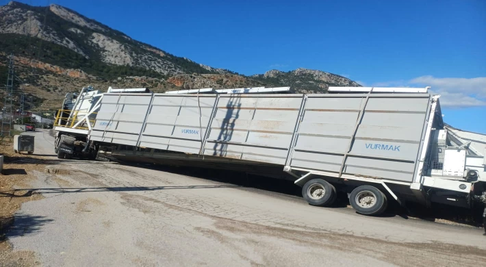 Anamur Karadere Mahallesi’nde TIR Kazası: Mobil Beton Santrali Taşıyan Araç Yan Yattı