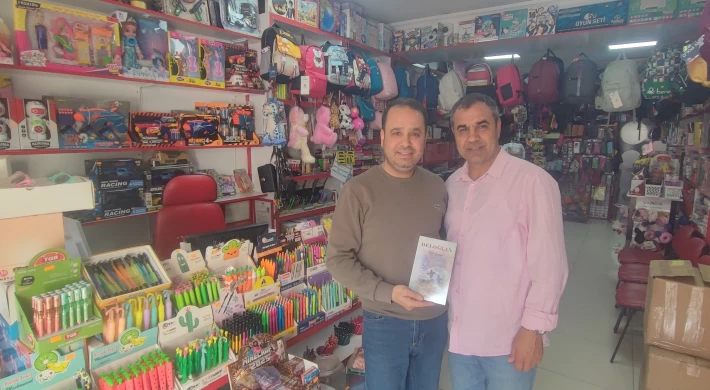 Eğitimci Şair ve Yazar Veli Erdem, Yeni Kitabı “Deloğlan”ı Gazeteci Özcan Günger’e Takdim Etti
