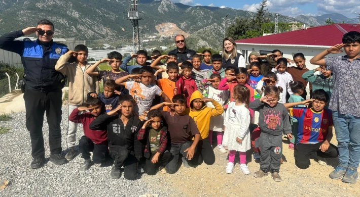 Anamur Konteyner Kent’te 23 Nisan Coşkusu , Polisler Çocuklarla Bayramı Kutladı