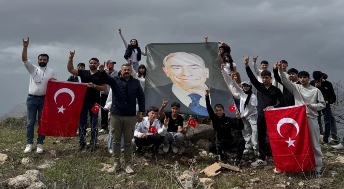 Anamur Ülkü Ocakları’ndan Anlamlı Yürüyüş: Alparslan Türkeş Azıtepe Zirvesinde Anıldı
