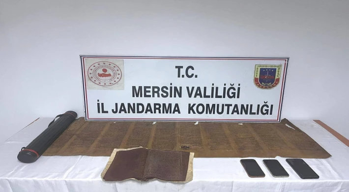 Tarsus’ta Şok Operasyon: Araçtan Tevrat ve El Yazması Tarihi Eserler Çıktı!