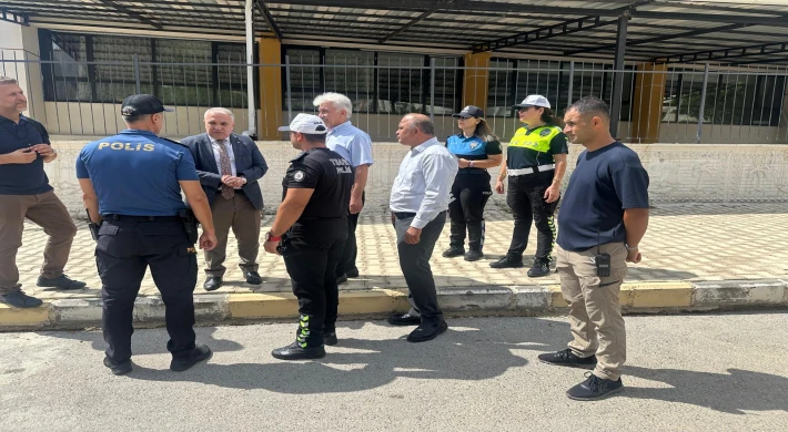 Anamur’da Okul Servislerine Sıkı Denetim: Kaymakam Kemal Duru ve Emniyet Müdürü Haşmet Günay Sahada