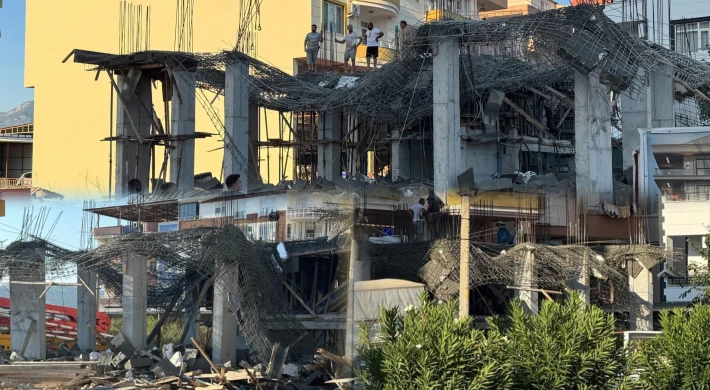 Bozyazı’da Beton Dökümü Sırasında İnşaat Çöktü!