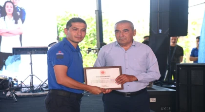 Anamur'da Gurur ve Vefa Günü: Emekli Başmemur Babaya Plaketi İnfaz Koruma Memuru Oğlundan