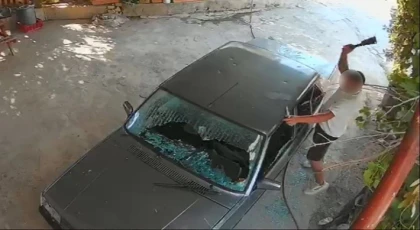 Anamur’da Bir Kadının Aracına Satır ve Bıçaklı Saldırı