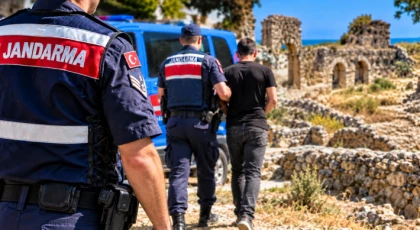 Anamur’da Tarihi Eser Kaçakçılığı Operasyonu: 1 Şüpheli Yakalandı, 6 Obje Ele Geçirildi